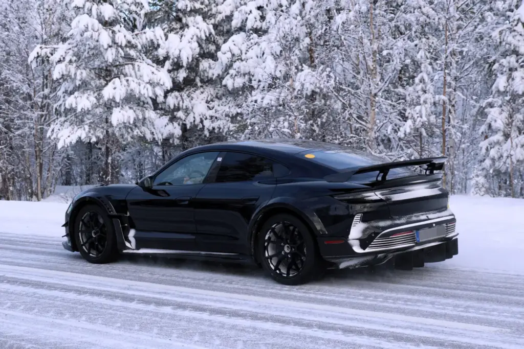 Porsche Taycan GT4 RS 11 Motor16