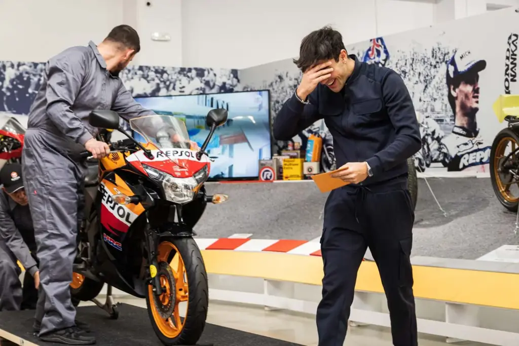 Repsol sorprende a Óscar Casas con un regalo especial: la moto de la película 'Ídolos' 5 Motor16 REPSOL OSCAR CASAS MOTO IDOLOS1 Motor16