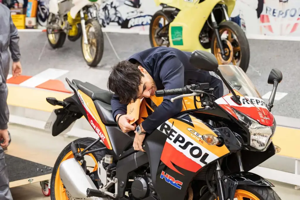 Repsol sorprende a Óscar Casas con un regalo especial: la moto de la película 'Ídolos' 6 Motor16 REPSOL OSCAR CASAS MOTO IDOLOS2 Motor16
