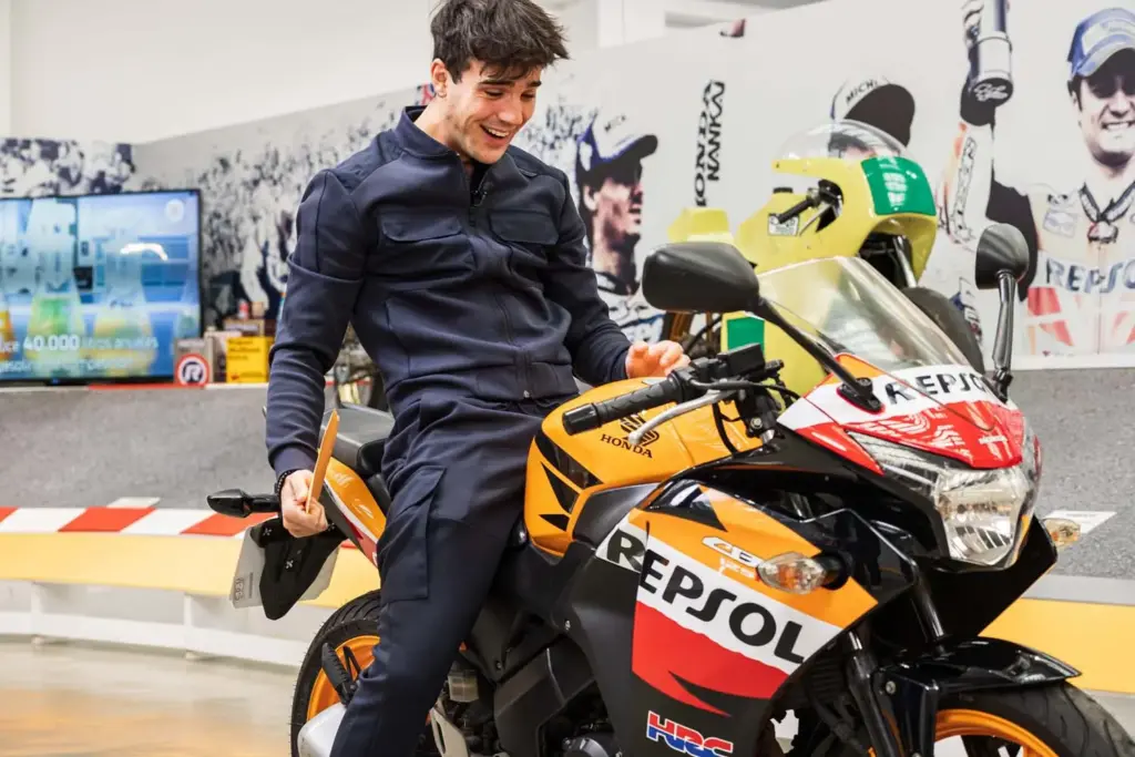 Repsol sorprende a Óscar Casas con un regalo especial: la moto de la película 'Ídolos' 2 Motor16 REPSOL OSCAR CASAS MOTO IDOLOS3 Motor16
