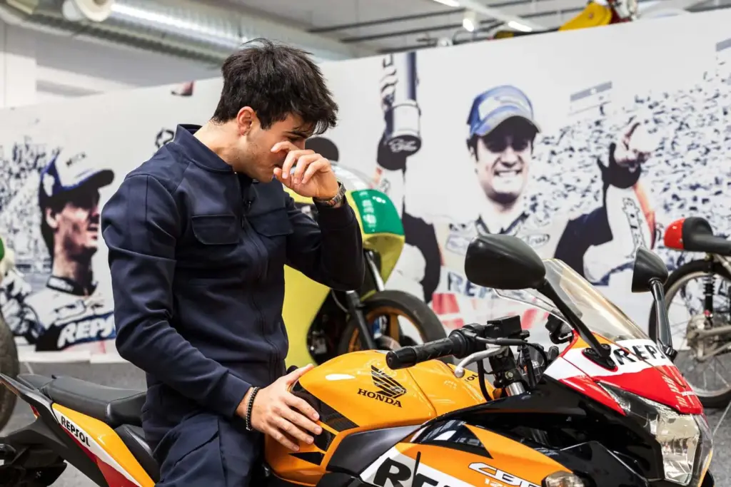 Repsol sorprende a Óscar Casas con un regalo especial: la moto de la película 'Ídolos' 7 Motor16 REPSOL OSCAR CASAS MOTO IDOLOS4 Motor16