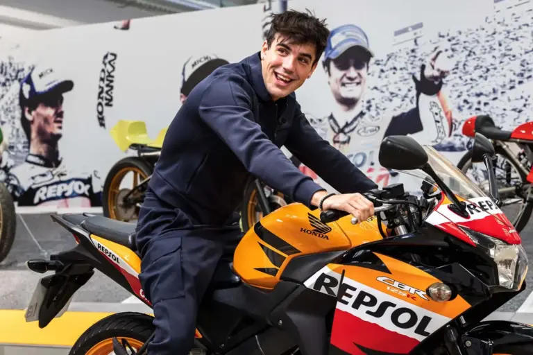 Repsol sorprende a Óscar Casas con un regalo especial: la moto de la película ‘Ídolos’