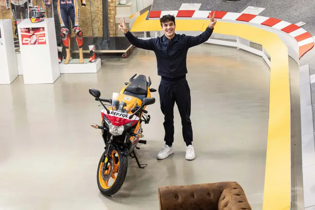 Repsol sorprende a Óscar Casas con un regalo especial: la moto de la película 'Ídolos' 8 Motor16 REPSOL OSCAR CASAS MOTO IDOLOS6 Motor16