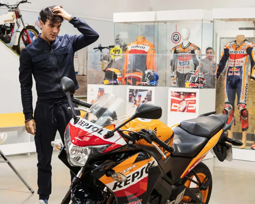 Repsol sorprende a Óscar Casas con un regalo especial: la moto de la película 'Ídolos' 10 Motor16 REPSOL OSCAR CASAS MOTO IDOLOS8 Motor16
