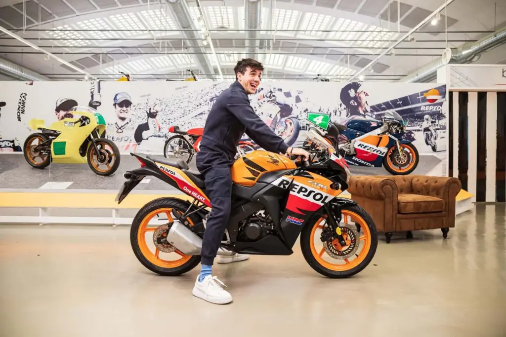 Repsol sorprende a Óscar Casas con un regalo especial: la moto de la película 'Ídolos' 1 Motor16 REPSOL OSCAR CASAS MOTO IDOLOS9 Motor16