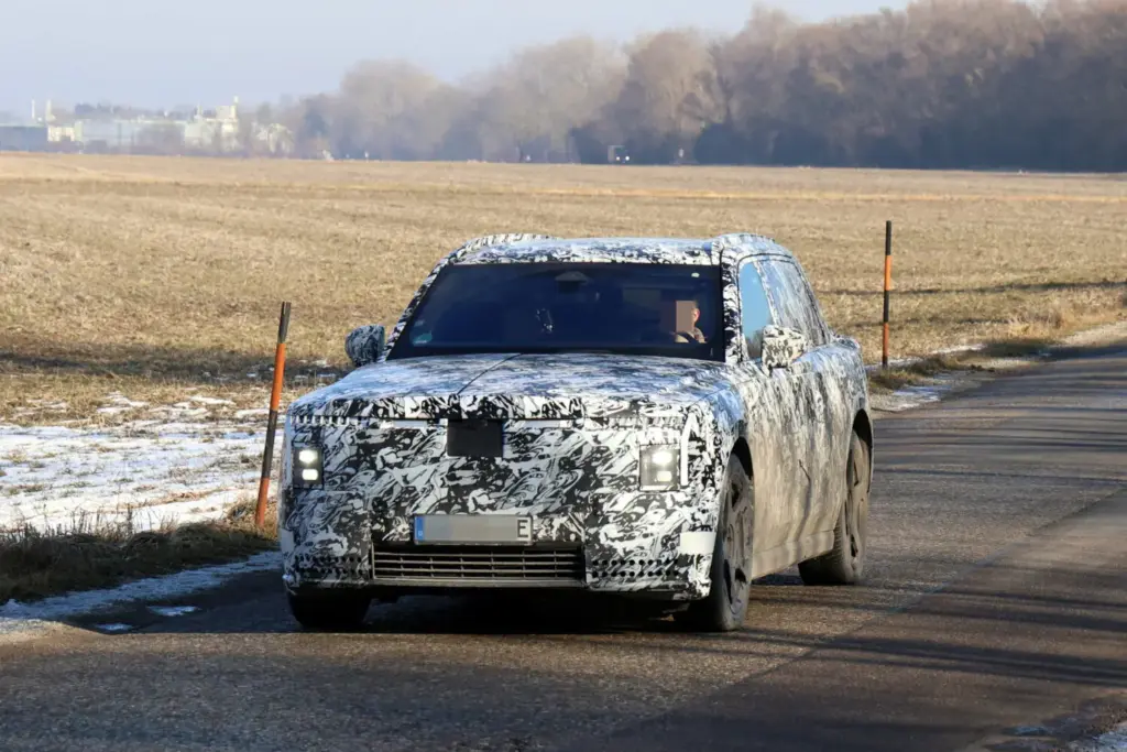 Rolls Royce EV SUV 2 Motor16