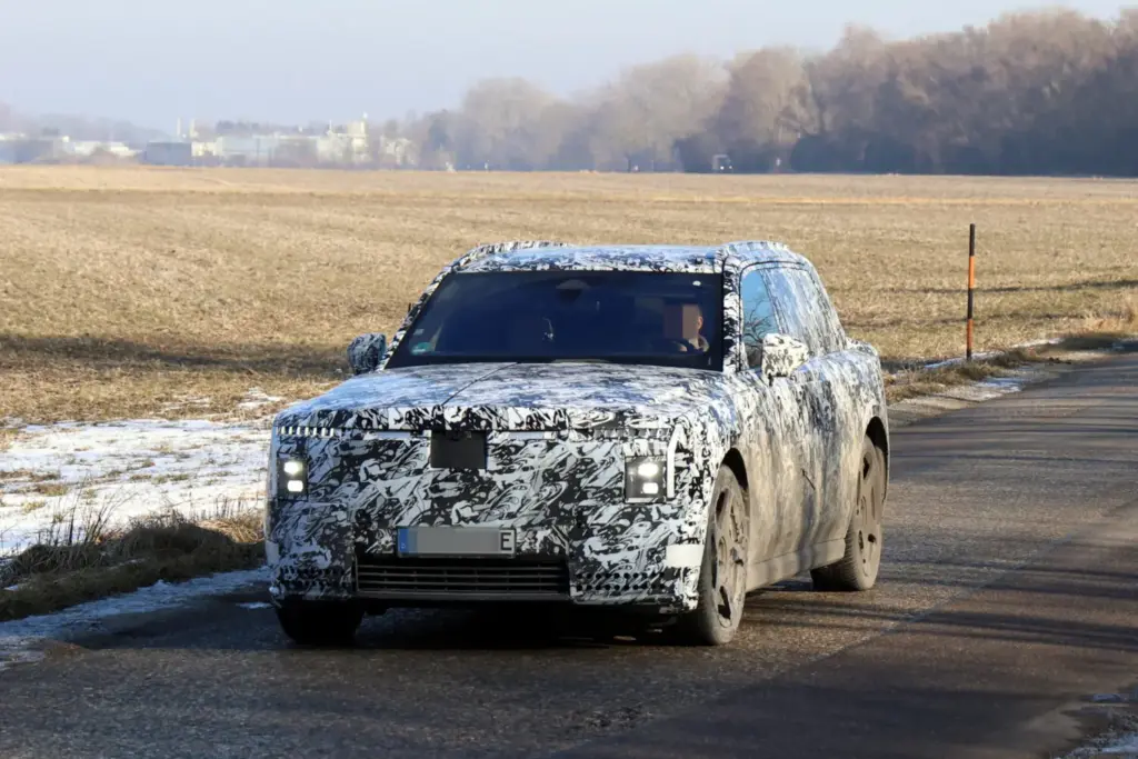 Rolls Royce EV SUV 3 Motor16