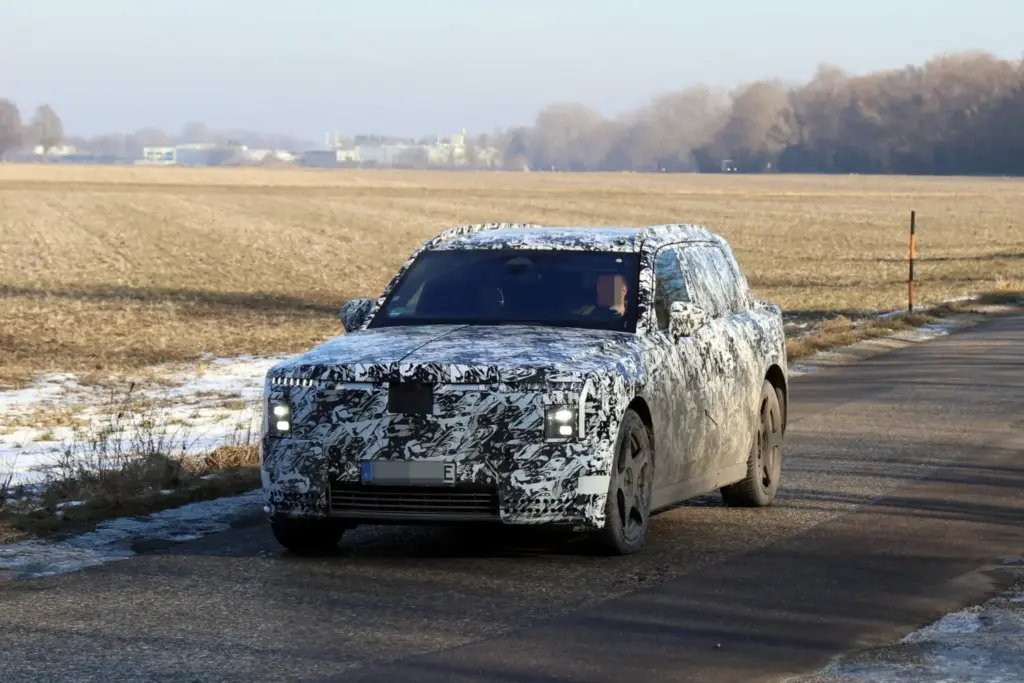 Rolls Royce EV SUV 4 Motor16