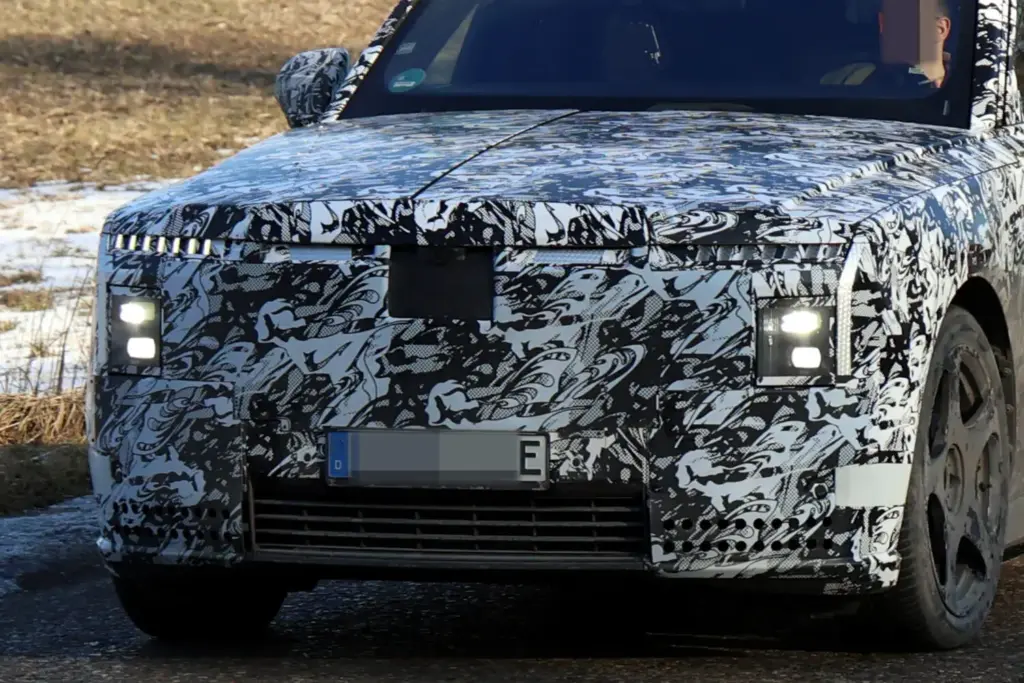 Rolls Royce EV SUV 5 Motor16