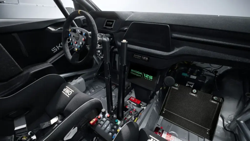 SKODA FABIA RALLY2 125 ANIVERSARIO 4 Motor16