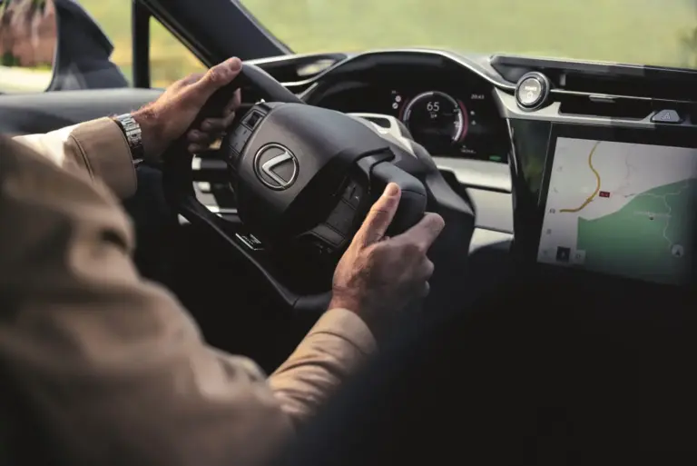 El Lexus RZ 2026 ya incorpora la dirección electrónica y el volante tipo jet