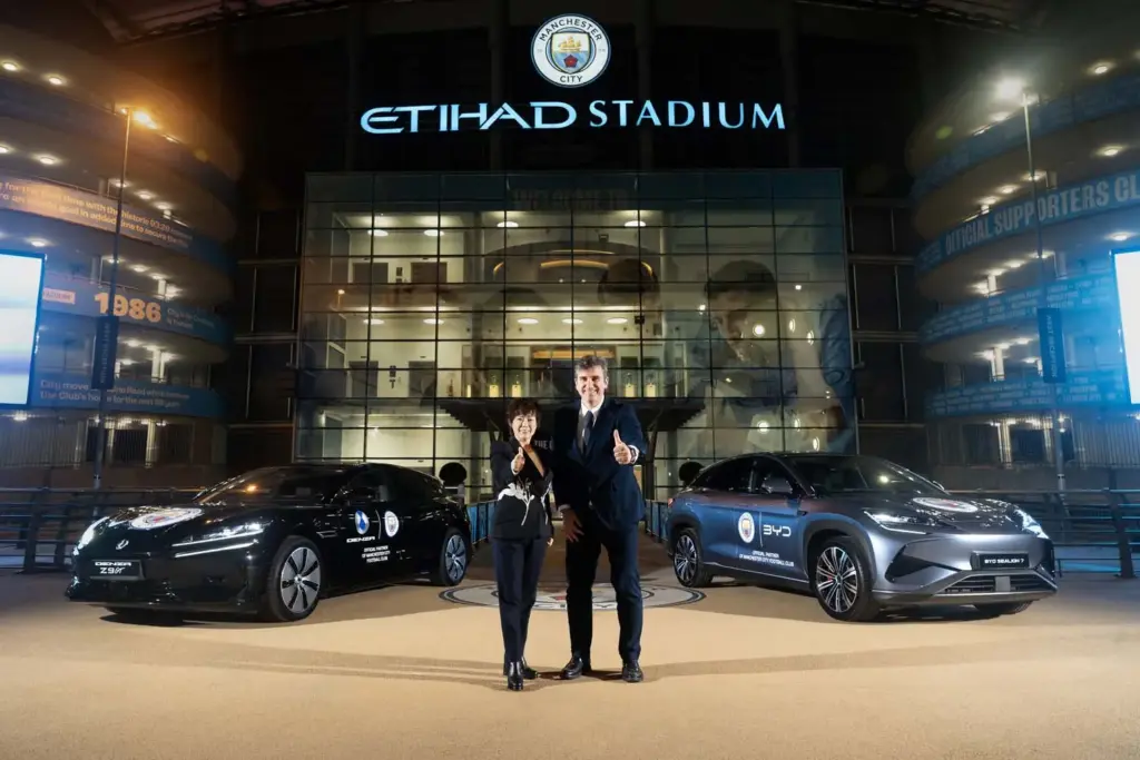 Stella Li Ferran Soriano BYD MANCHESTER CITY Motor16