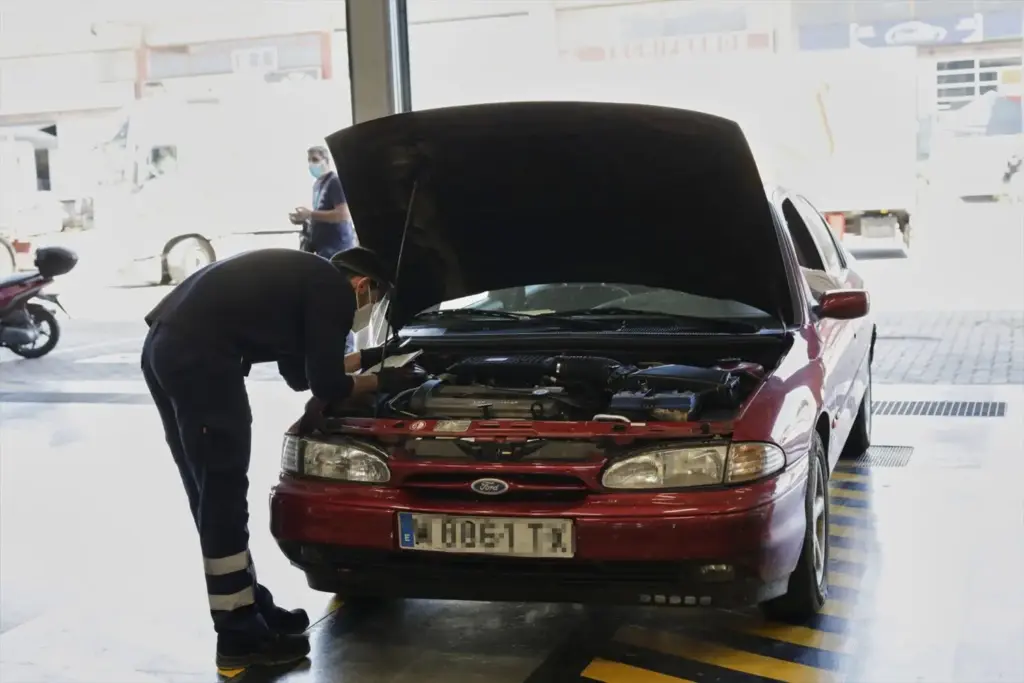 Trabajador revisa motor vehiculo itv Motor16