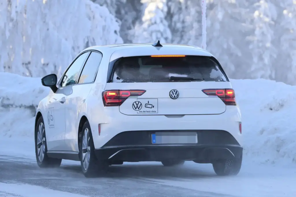 El Volkswagen ID. Polo pierde el camuflaje... y viene con sorpresa 12 Motor16 VW ID Polo 10 Motor16