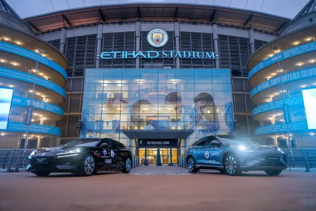 BYD y los momentos clave en su historia para redefinir la movilidad sostenible 5 Motor16 Vehiculos BYD Etihad Stadium MANCHESTER CITY 1 Motor16