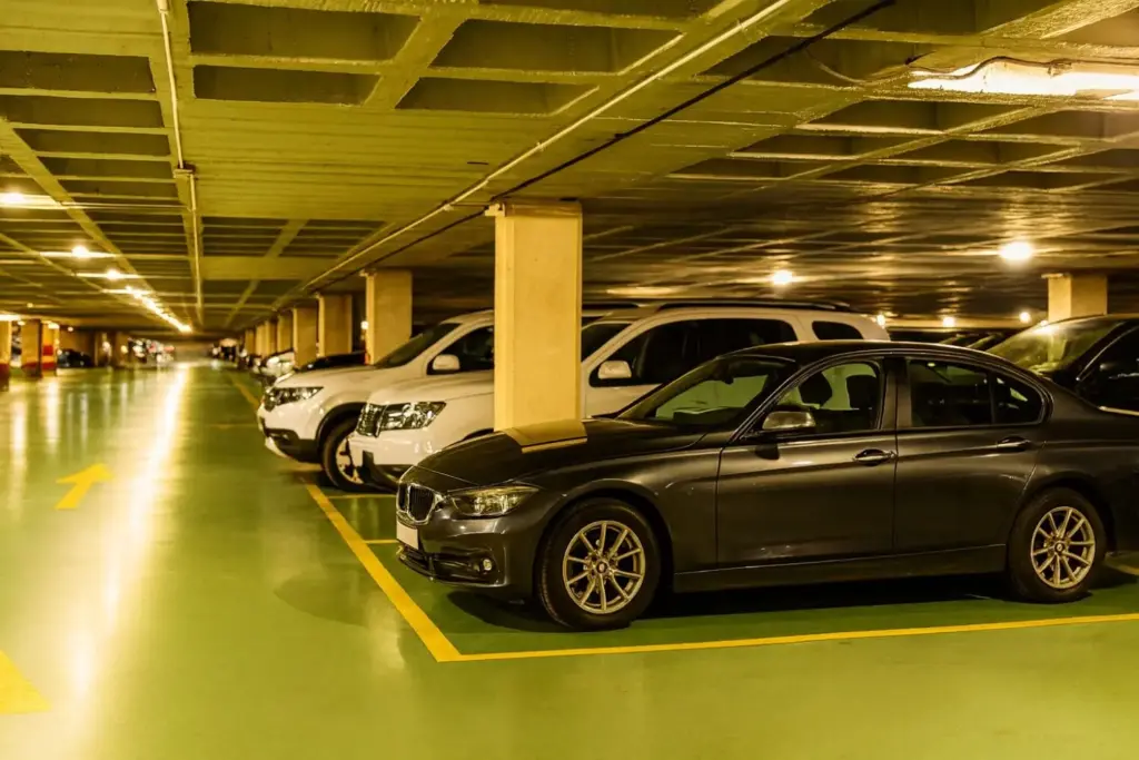 Javier (55), conductor de grúa: ‘Casi la mitad de servicios que hago en invierno es por una pieza que si cuidas, te puede durar media vida’ 6 Motor16 plaza aparcamiento edificio lph