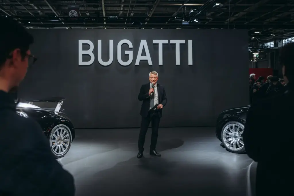 Bugatti celebra 20 años del Veyron “colando” el F.K.P. Hommage en Rétromobile