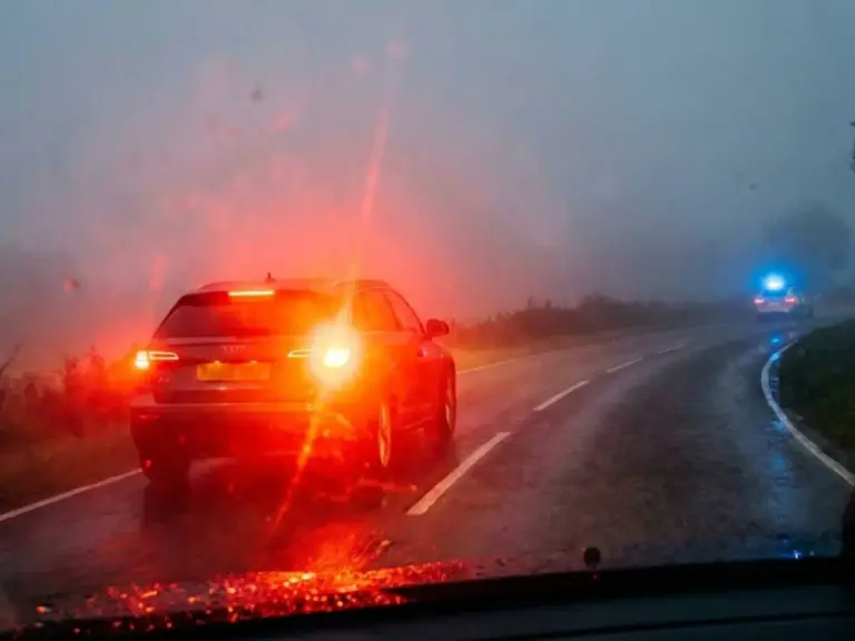 La multa que te puede poner la Guardia Civil si no usas bien estas luces