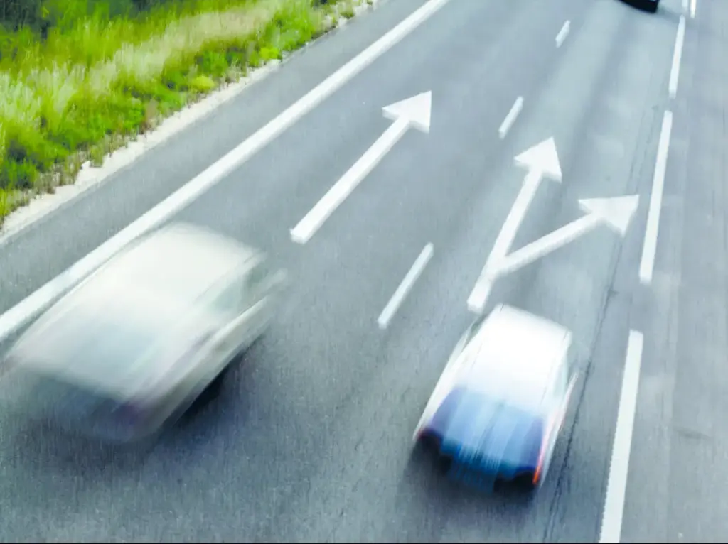 Flechas en las carreteras: ¿estás seguro de saber lo que significan? 2 motor16 flechas de carretera