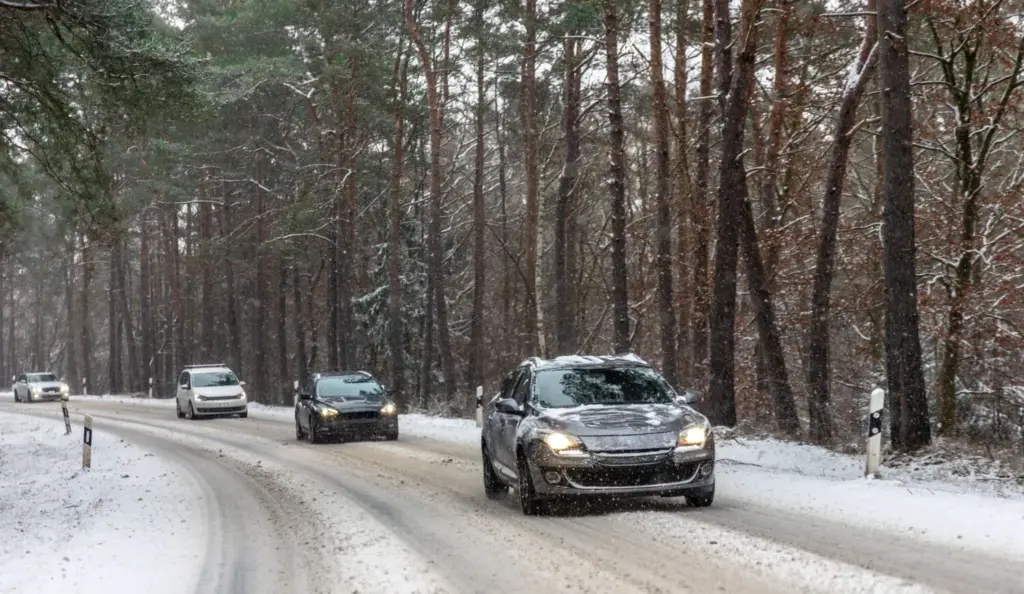 Adelantar con nieve o hielo será multado con 200 euros: la DGT lo prohibirá en 2026 173 Motor16 conducir nieve dgt