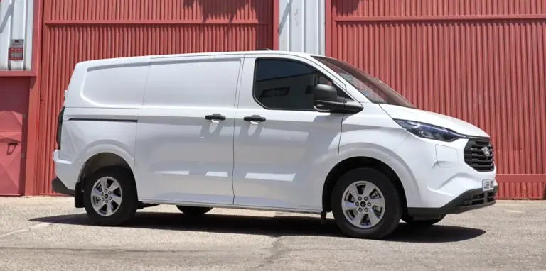 Prueba de Ford Transit Custom Van PHEV L1 Trend: Mejor que un diésel… casi siempre