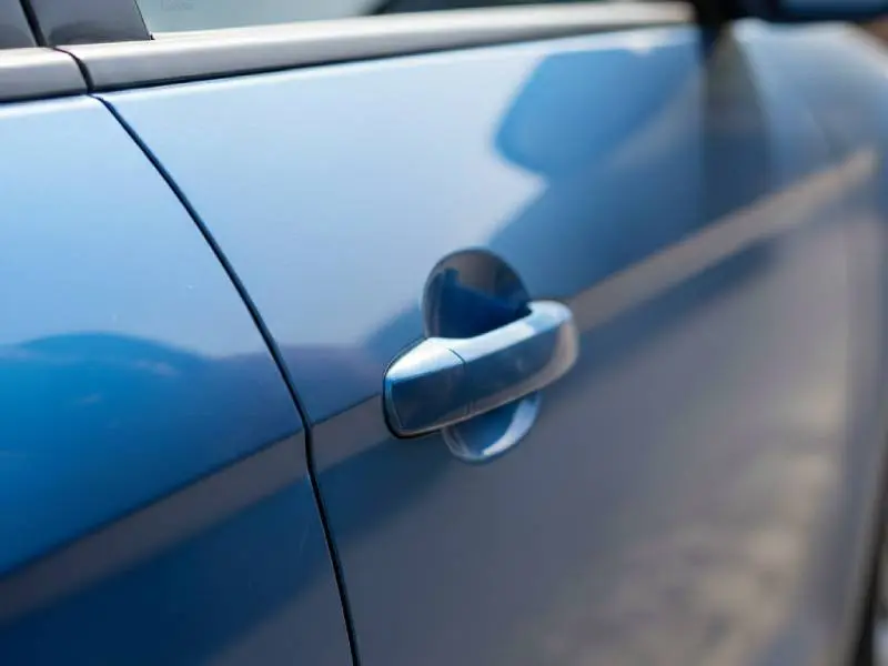 puerta de coche azul
