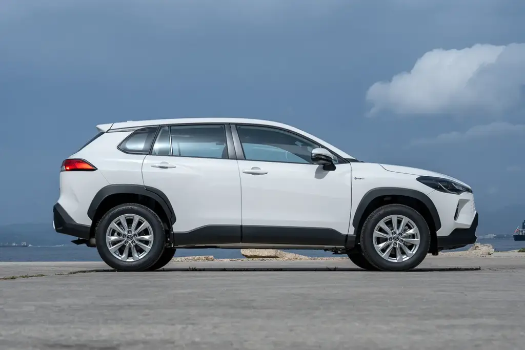 El Toyota Corolla Cross más asequible se vende en la península ibérica, pero no puedes comprarlo