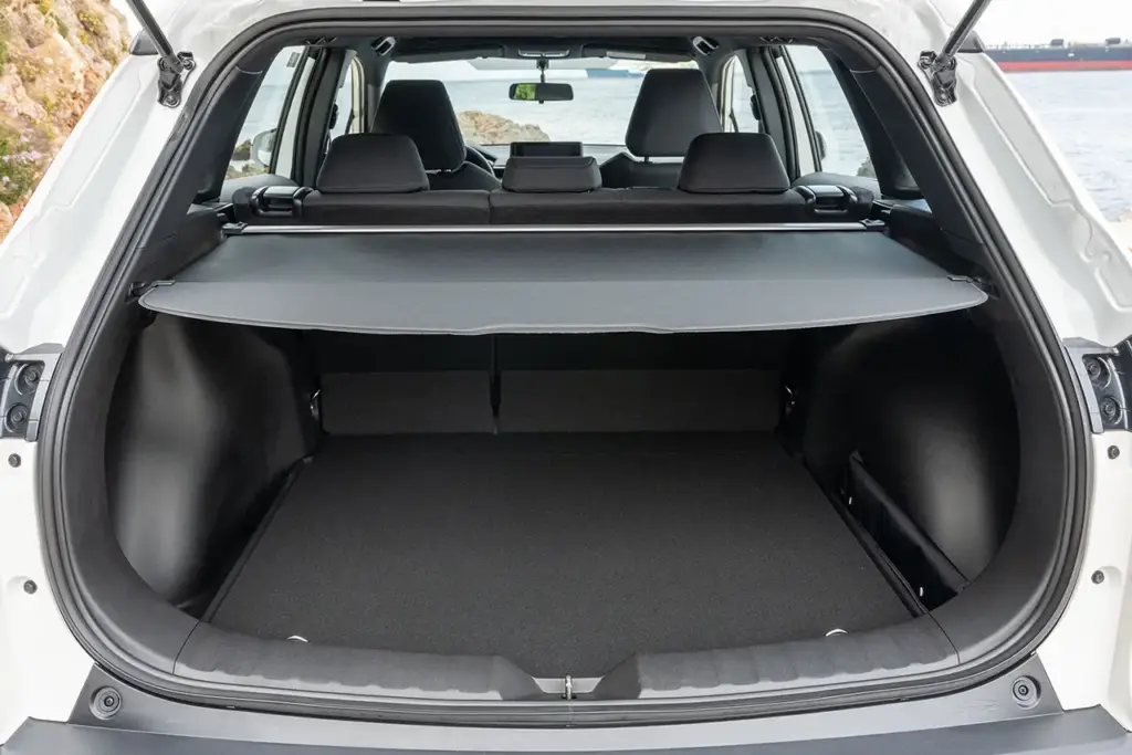 El Toyota Corolla Cross más asequible se vende en la península ibérica, pero no puedes comprarlo