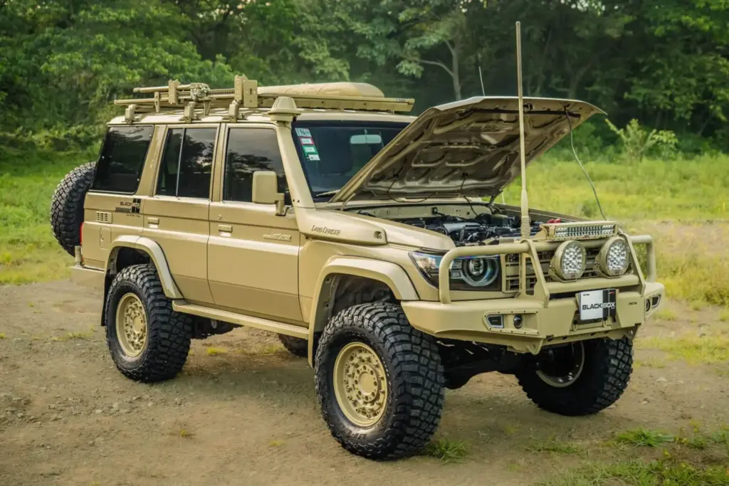 ¿Un Toyota Land Cruiser 70 con faros de Defender? No; en realidad son dos 6 Motor16 toyota land cruiser 70 faros defender 1 Motor16
