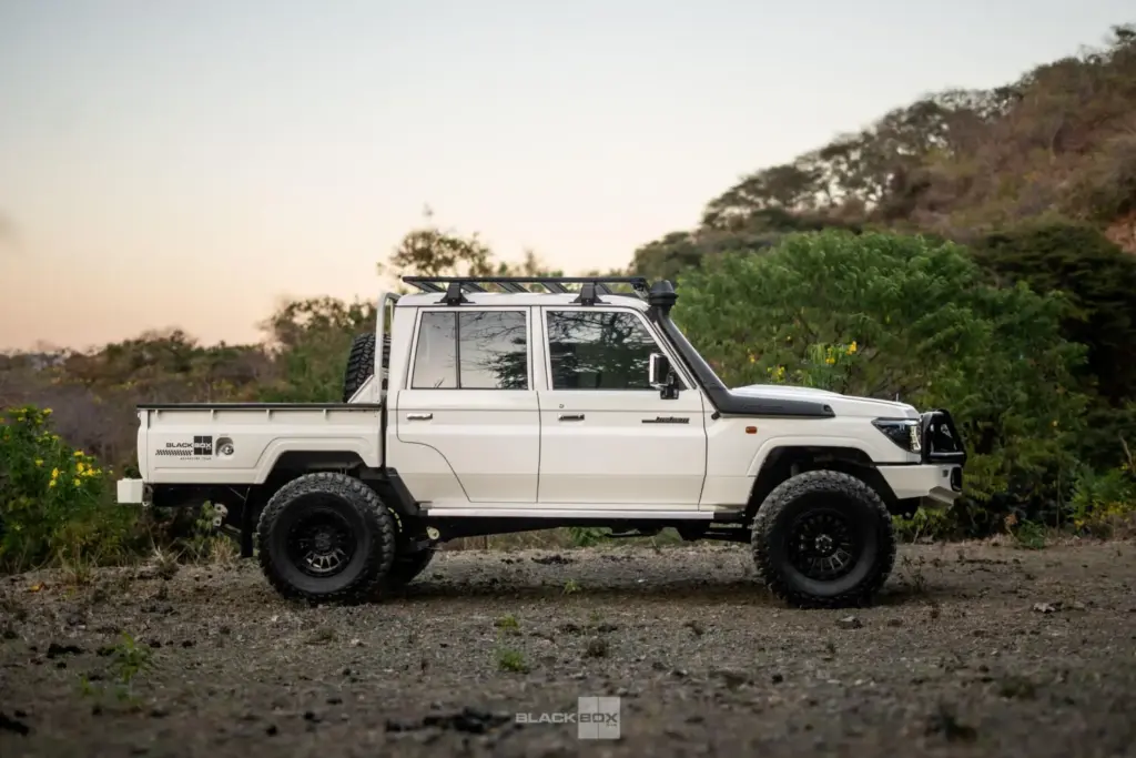 ¿Un Toyota Land Cruiser 70 con faros de Defender? No; en realidad son dos 7 Motor16 ¿Un Toyota Land Cruiser 70 con faros de Defender? No; en realidad son dos