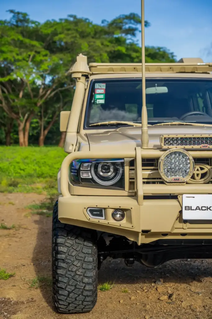 ¿Un Toyota Land Cruiser 70 con faros de Defender? No; en realidad son dos 5 Motor16 toyota land cruiser 70 faros defender 2 Motor16