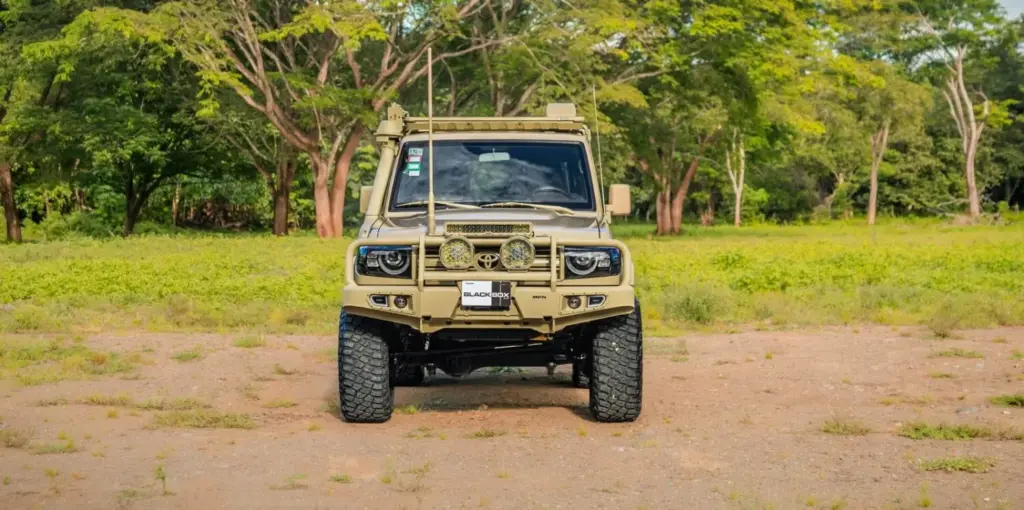 ¿Un Toyota Land Cruiser 70 con faros de Defender? No; en realidad son dos 4 Motor16 toyota land cruiser 70 faros defender 3 Motor16
