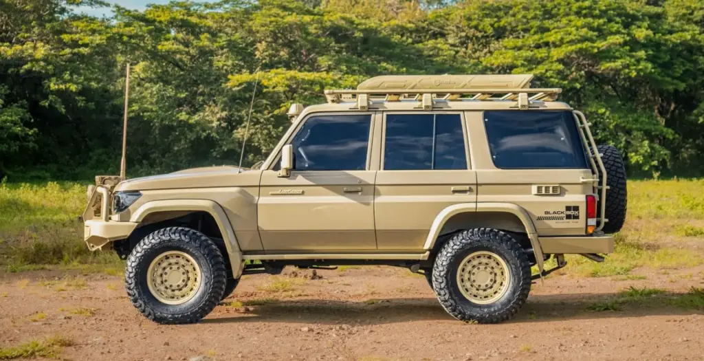 ¿Un Toyota Land Cruiser 70 con faros de Defender? No; en realidad son dos 3 Motor16 toyota land cruiser 70 faros defender 4 Motor16