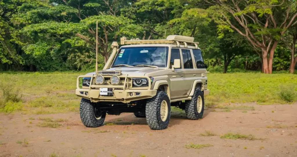 ¿Un Toyota Land Cruiser 70 con faros de Defender? No; en realidad son dos 1 Motor16 toyota land cruiser 70 faros defender 5 Motor16