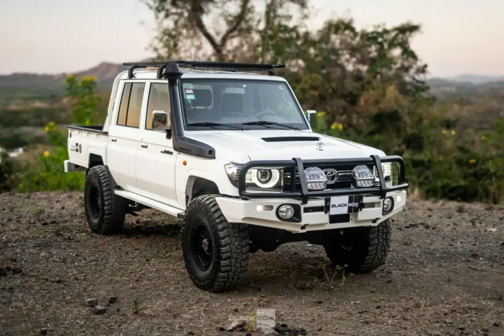 ¿Un Toyota Land Cruiser 70 con faros de Defender? No; en realidad son dos 8 Motor16 ¿Un Toyota Land Cruiser 70 con faros de Defender? No; en realidad son dos