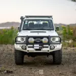 ¿Un Toyota Land Cruiser 70 con faros de Defender? No; en realidad son dos