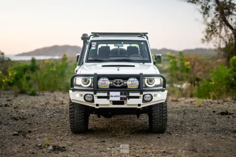 ¿Un Toyota Land Cruiser 70 con faros de Defender? No; en realidad son dos