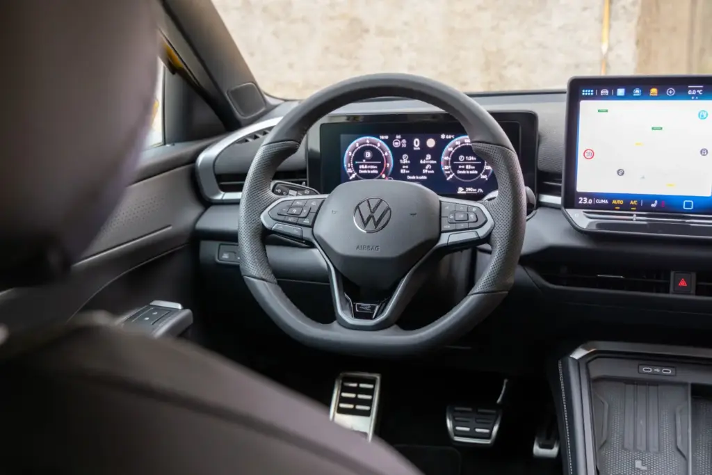 Volkswagen ha dado un salto cualitativo con la segunda generación del T-Roc, vehículo del que ha vendido más de dos millones de unidades en Europa desde 2017. El nuevo modelo, que ahora arranca en 29.600 euros con descuento por financiación, llega con una propuesta más ambiciosa en un segmento tan competido como el de los SUVs compactos.