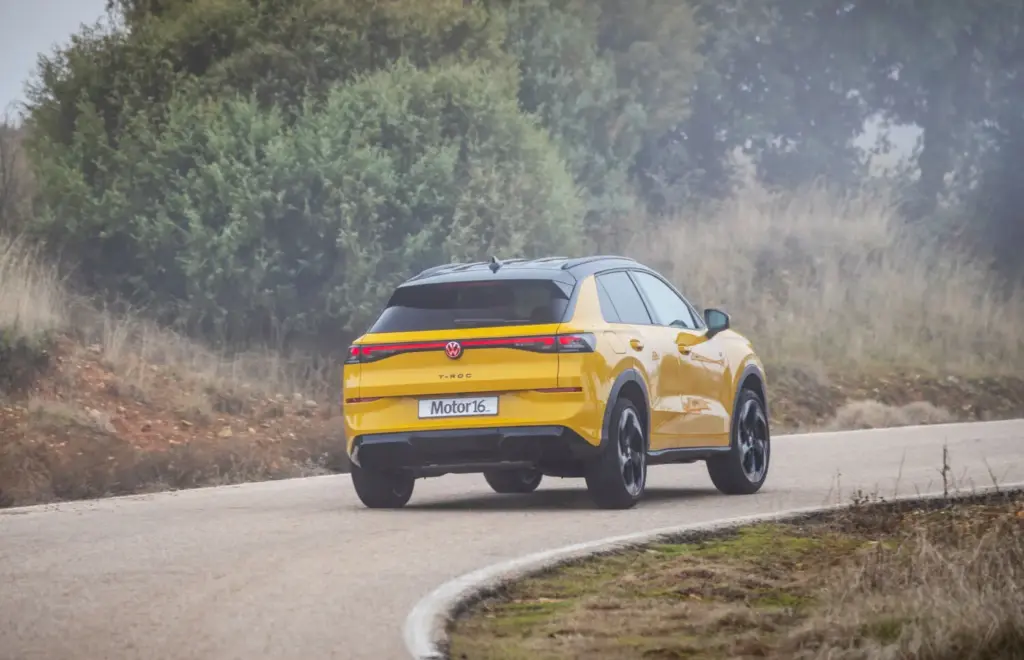 Volkswagen ha dado un salto cualitativo con la segunda generación del T-Roc, vehículo del que ha vendido más de dos millones de unidades en Europa desde 2017. El nuevo modelo, que ahora arranca en 29.600 euros con descuento por financiación, llega con una propuesta más ambiciosa en un segmento tan competido como el de los SUVs compactos.