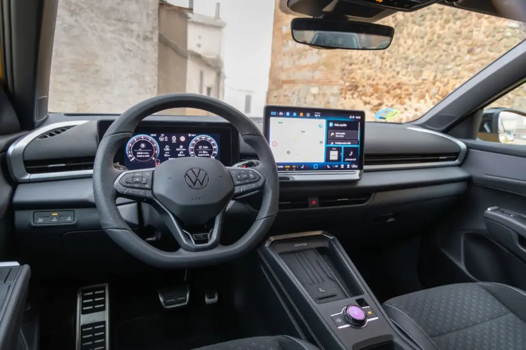 Volkswagen ha dado un salto cualitativo con la segunda generación del T-Roc, vehículo del que ha vendido más de dos millones de unidades en Europa desde 2017. El nuevo modelo, que ahora arranca en 29.600 euros con descuento por financiación, llega con una propuesta más ambiciosa en un segmento tan competido como el de los SUVs compactos.