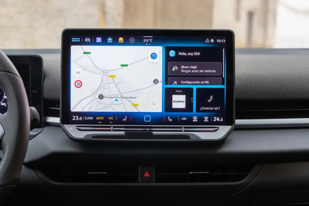 Volkswagen ha dado un salto cualitativo con la segunda generación del T-Roc, vehículo del que ha vendido más de dos millones de unidades en Europa desde 2017. El nuevo modelo, que ahora arranca en 29.600 euros con descuento por financiación, llega con una propuesta más ambiciosa en un segmento tan competido como el de los SUVs compactos.