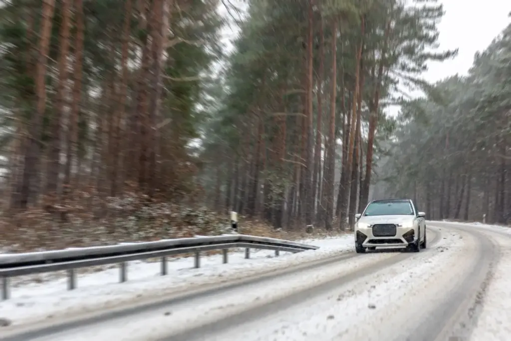 Adelantar con nieve o hielo será multado con 200 euros: la DGT lo prohibirá en 2026 174 Motor16 conducir nieve dgt