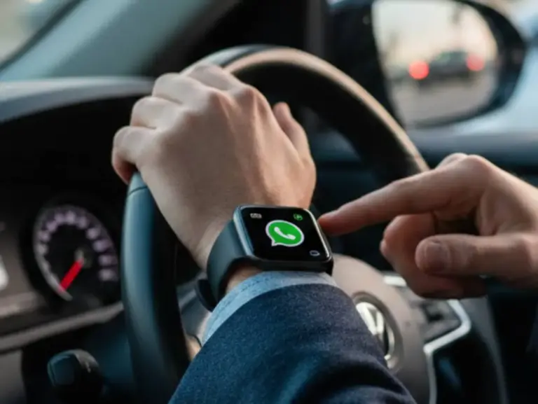 ¿Sabes si la Guardia Civil te puede multar por usar un reloj inteligente conduciendo?