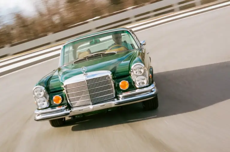 Este restomod de un Mercedes 280 SE de 1969 esconde dinamita AMG bajo el capó