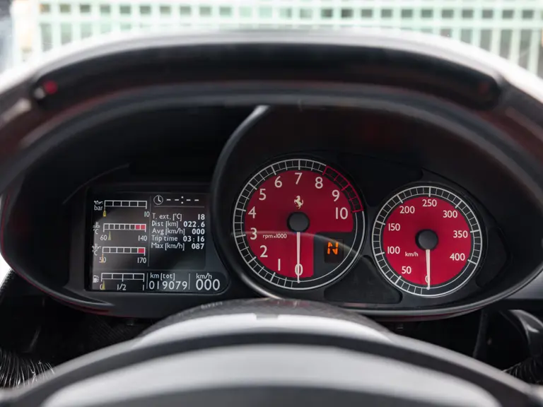 2004 ferrari enzo rm sothebys argento 17 Motor16