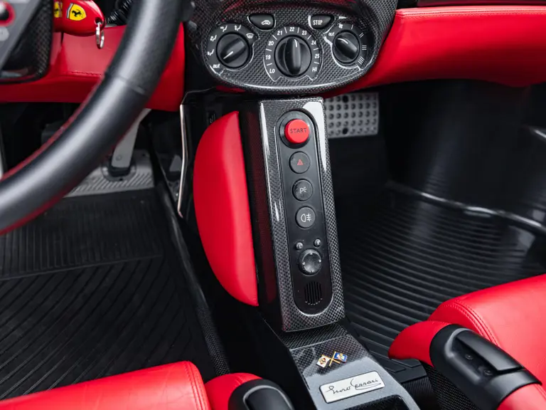 2004 ferrari enzo rm sothebys argento 24 Motor16