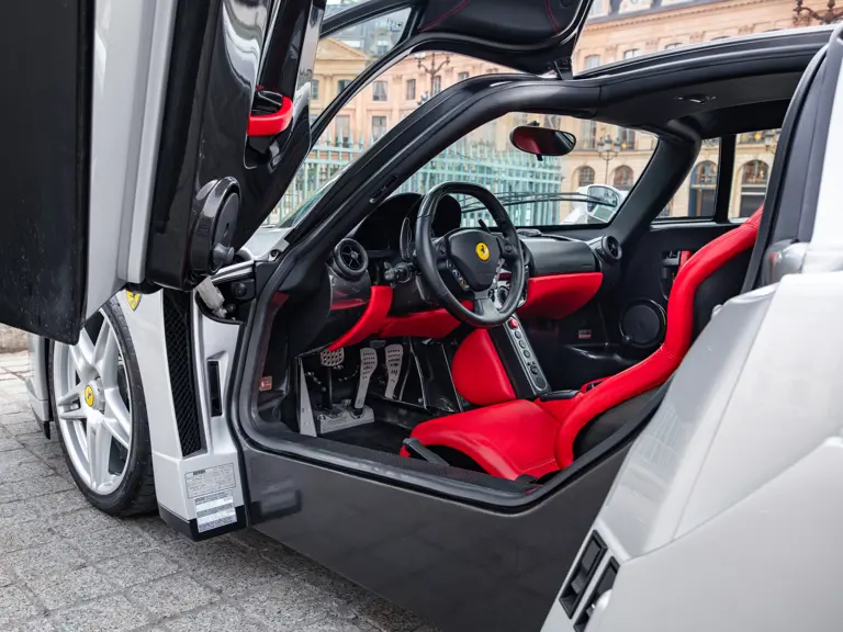 2004 ferrari enzo rm sothebys argento 30 Motor16