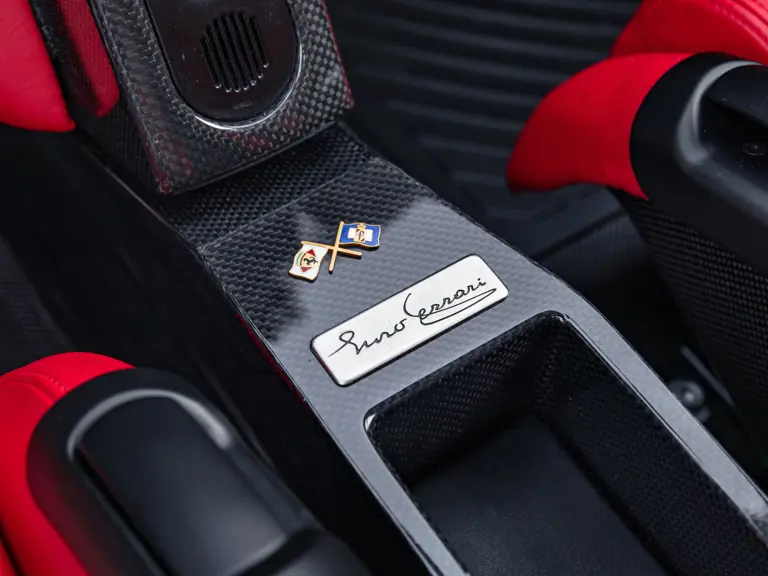 2004 ferrari enzo rm sothebys argento 37 Motor16