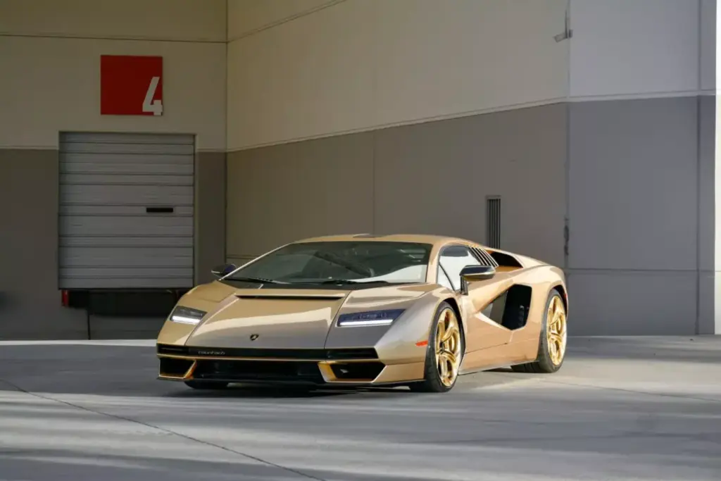 La especulación entorno al Lamborghini Countach LPI 800-4 se frena en seco con esta pieza 13 Motor16 2022 Lamborghini Countach LPI 800 4 Gold Subasta 1 Motor16