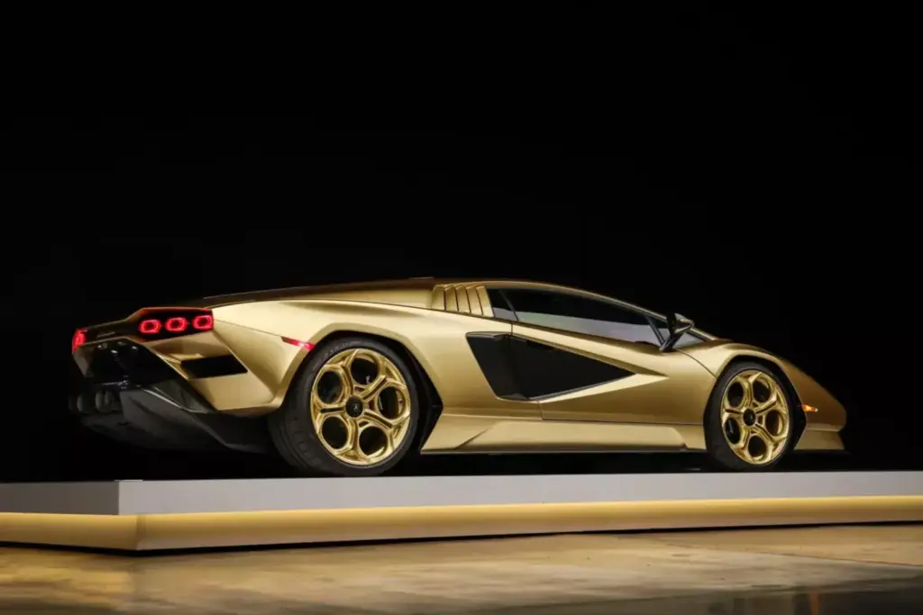 La especulación entorno al Lamborghini Countach LPI 800-4 se frena en seco con esta pieza 10 Motor16 2022 Lamborghini Countach LPI 800 4 Gold Subasta 14 Motor16